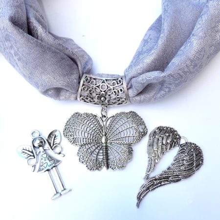 Šedostříbrná šperkošála - andělka, křídla, motýl